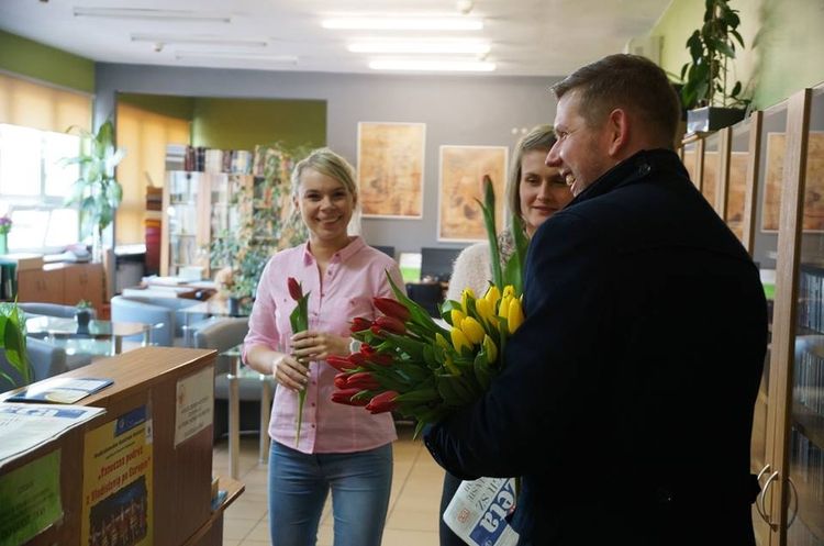 Prezydent rozdawał wodzisławiankom kwiaty, UM Wodzisławia