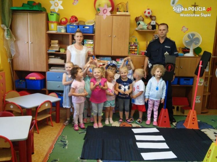 Policjanci rozmawiali o bezpieczeństwie z przedszkolakami, KPP Wodzisław Śl.