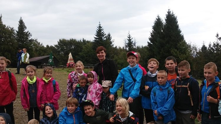 Nauczyciele, rodzice i dzieci razem na górskim szlaku, materiały prasowe ZS 1 Wodzisław Śląski