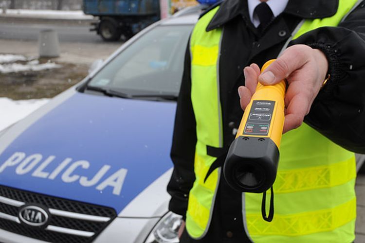 64-latek ze Skrzyszowa chciał przekupić policjantów, policja.pl