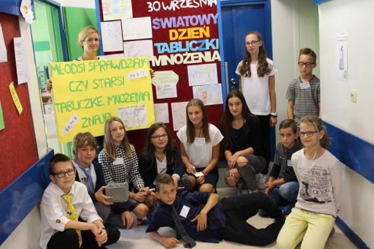 Uczniowie ZS 3 przepytali mieszkańców z tabliczki mnożenia, dk, materiały prasowe ZS 3 w Wodzisławiu Śląskim