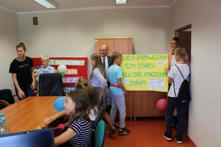 Uczniowie ZS 3 przepytali mieszkańców z tabliczki mnożenia, dk, materiały prasowe ZS 3 w Wodzisławiu Śląskim