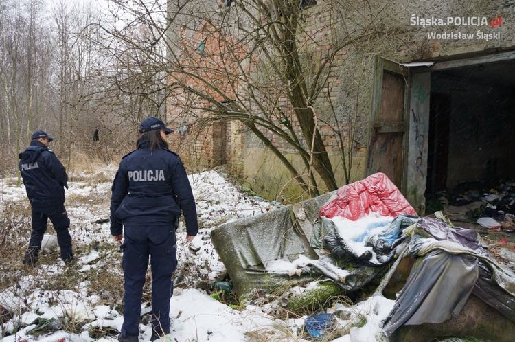 Wodzisławscy policjanci przeczesują pustostany i pomagają bezdomnym, mk; źródło: KPP Wodzisław Śl.
