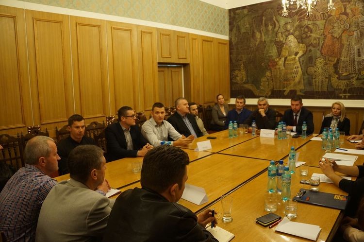 Kibice, dwie Odry i władze Wodzisławia zasiedli wczoraj przy jednym stole. Cel: mediacje, BPM