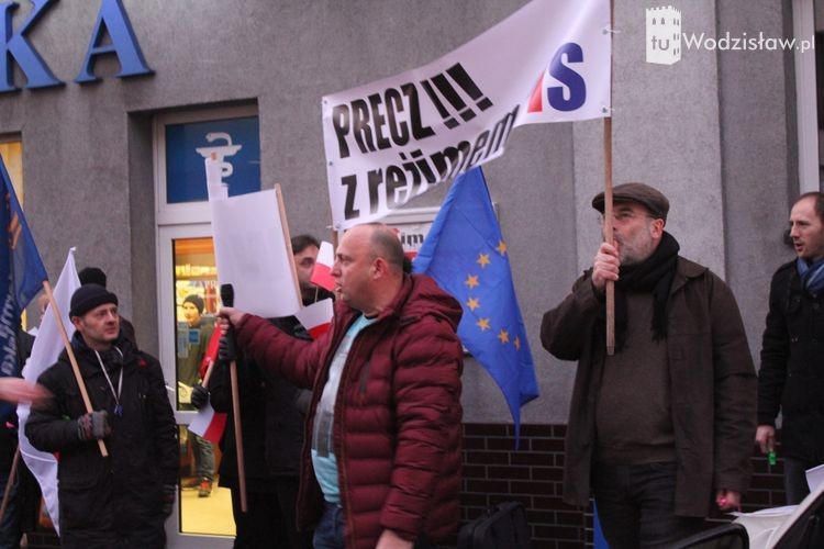 Mieszkańcy Wodzisławia Śl. protestowali pod biurem posłanki PiS, mk
