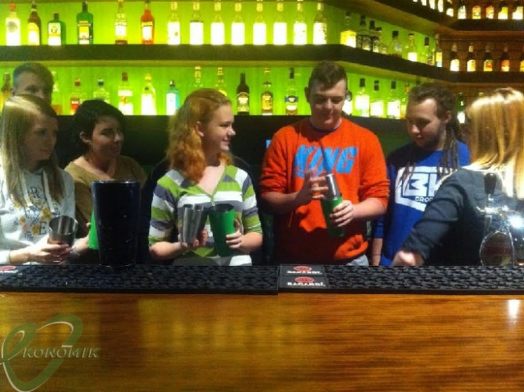 Lekcja mieszania drinków w jednym z wodzisławskich pubów, Zespół Szkół Ekonomicznych w Wodzisławiu Śląskim