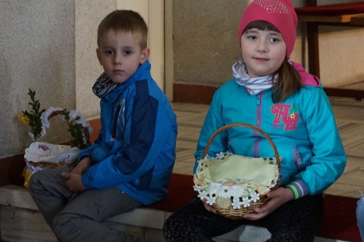 Mieszkańcy Radlina poświęcili pokarmy na wielkanocny stół, Parafia w Radlinie-Biertułtowy