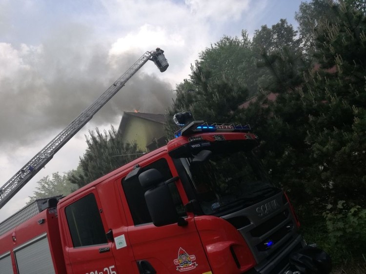 Strażacy walczyli z ogniem. Płonął budynek „Bażanciarni” w Radlinie, Mateusz Kaczmarek/Straż pożarna Wodzisław