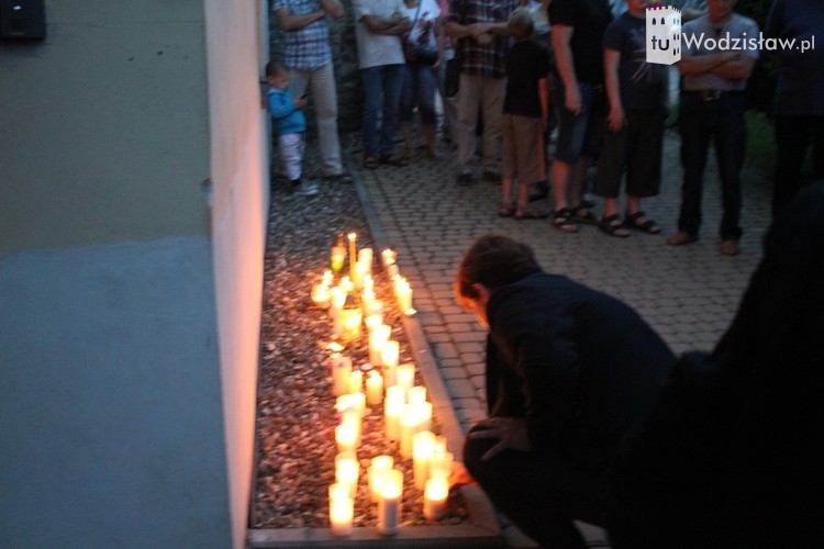 Cichy protest przed sądem w Wodzisławiu. Grupa mieszkańców zapaliła świece, mk