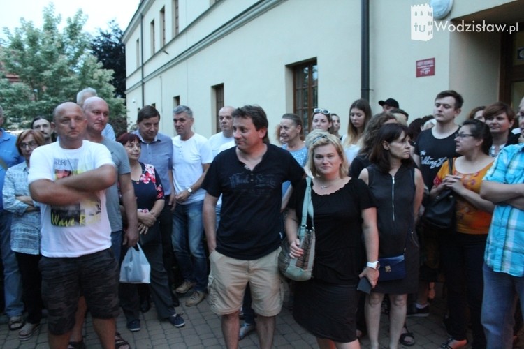 Cichy protest przed sądem w Wodzisławiu. Grupa mieszkańców zapaliła świece, mk