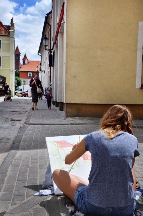 Uczennice „Plastyka” malowały na ulicach architekturę Kociewia, Starostwo Powiatowe w Wodzisławiu Śląskim