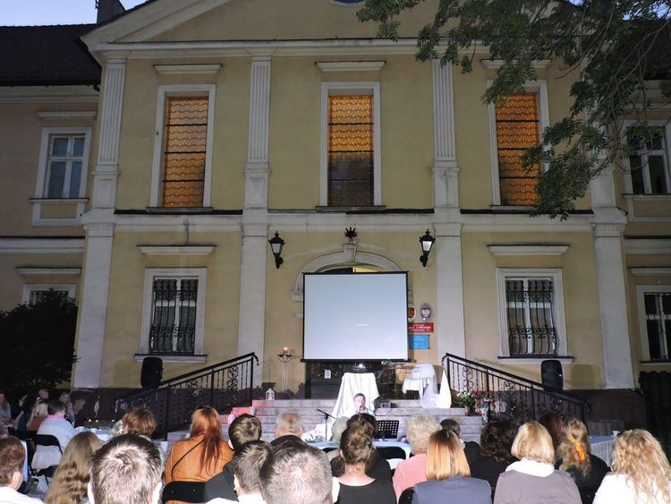 Wodzisław: czytali wiersze dla mam przed Urzędem Stanu Cywilnego, Muzeum w Wodzisławiu Śląskim