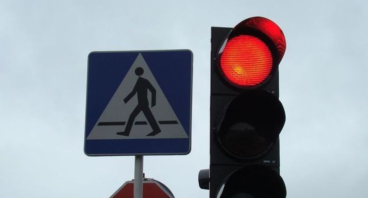 Na Chrobrego w Wodzisławiu Śl. pojawiła się sygnalizacja świetlna. Mierzy prędkość samochodów, archiwum