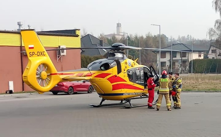 Groźny wypadek w Syryni. Pasażerkę citroena wyciągali strażacy, Facebook / Wodzisław Śląski i okolice-Informacje drogowe 24H