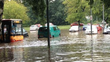 Powódź na parkingu przy Karuzeli. Zarządca obiektu: nie mogliśmy temu zapobiec