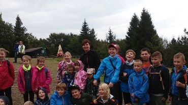 Nauczyciele, rodzice i dzieci razem na górskim szlaku