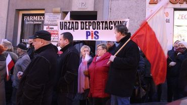 Protestujący pod biurem PiS mieszkańcy Wodzisławia Śl. wręczyli posłance swój apel