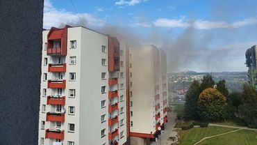 Pożar w Wodzisławiu - pali się dach bloku przy ul. Przemysława