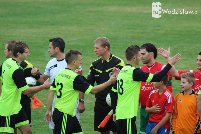 Pierwszy mecz na nowym boisku piłkarze Unii Turza rozegrali z KS 27 Gołkowice