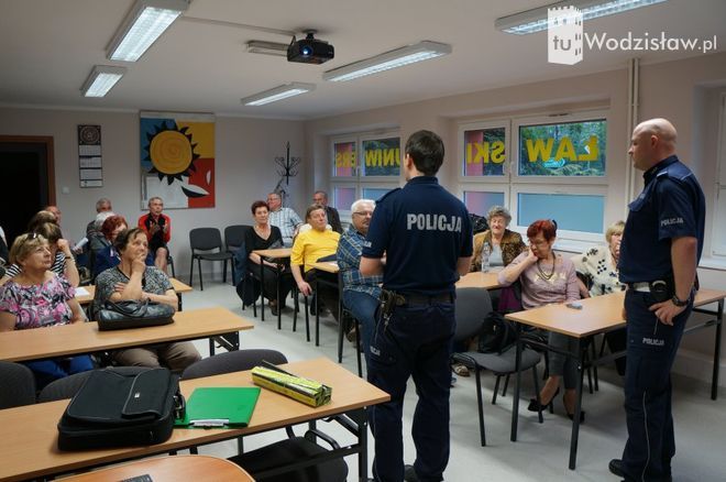 Policjanci spotkali się ze studentami Uniwersytetu Trzeciego Wieku, KPP Wodzisław Śl.