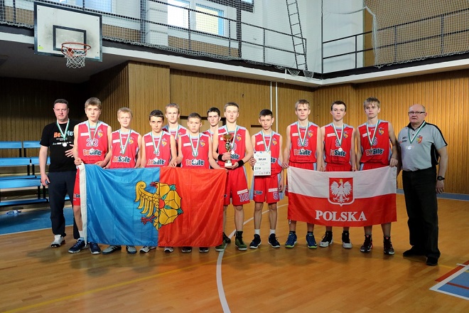 Srebrny medal w kategorii chłopców U-15 wywalczyli koszykarze MKS-u Wodzisław na turnieju w Ostrawie