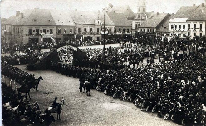 Replika bramy z 1922 roku stanie na wodzisławskim rynku 