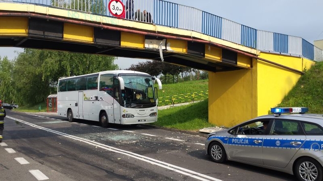 Wodzisław, ul. Mieszka: autobus turystyczny uderzył w wiadukt, Straż pożarna