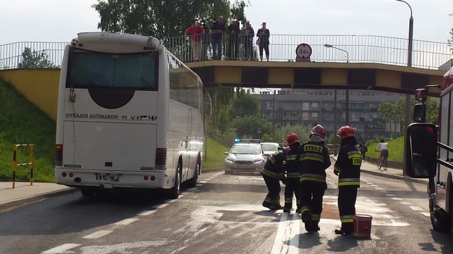 Wodzisław, ul. Mieszka: autobus turystyczny uderzył w wiadukt, Straż pożarna