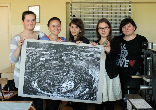 Od lewej Ewa Walicka, Maria Bugdol, Aneta Kaczmarek, Karolina Ostrowska oraz ich opiekunka Monika Kołodziej