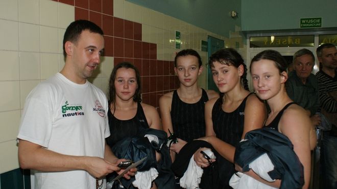 Od lewej: trener Robert Knapik, Eliza Kowalska, Alicja Adamska, Martyna Pieczka i Martyna Bronek