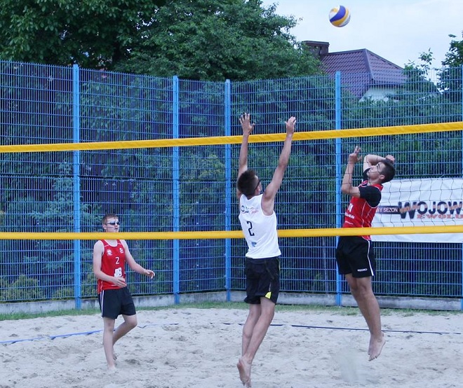Radlińscy siatkarze awansowali do półfinałów Mistrzostw Polski w siatkówce plażowej oraz wywalczyli srebro ''Kinder+Sport''