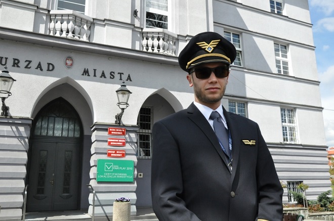 25-letni Mateusz Siodłoczek z Rydułtów może zasiąść za sterami samolotów pasażerskich na trasach europejskich