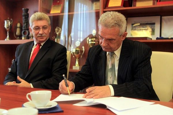 Wiceburmistrz Rydułtów Henryk Hajduk i prezes Naprzodu Rydułtowy Antoni Piła