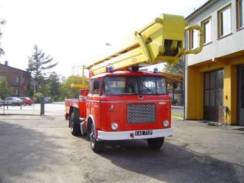Mocno wysłużony wóz strażacki z 1976 roku