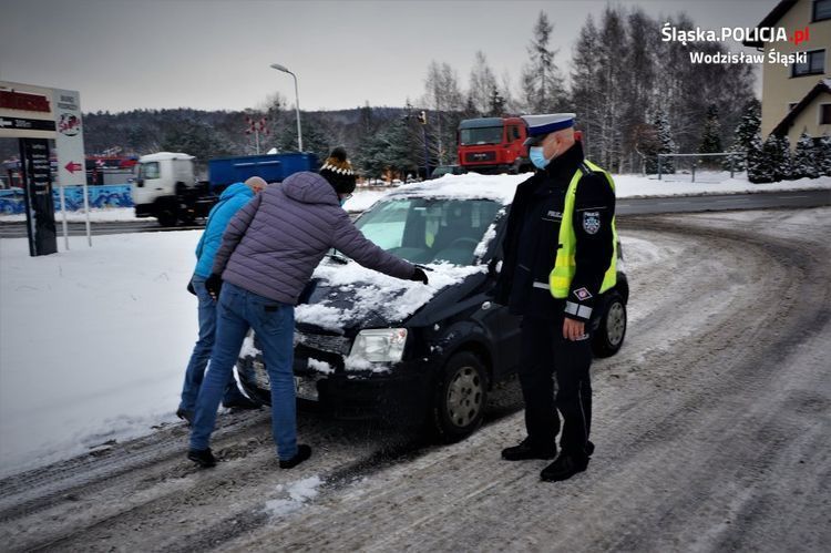Policjanci sprawdzali czy kierowcy odśnieżyli auta, KPP