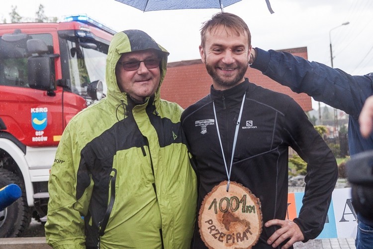 Rogów: Powitali swojego bohatera. Tomasz Wieczorek ukończył ultramaraton, Iwona Wrożyna