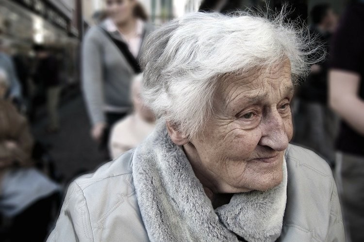 Seniorze Ciebie również dotyczy zakaz opuszczania domu, pixabay