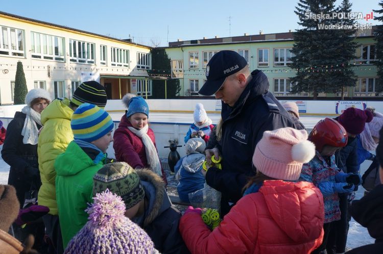 Policjanci z wizytą na lodowisku, KPP Wodzisław Śl.