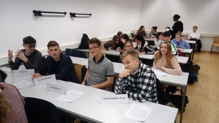 Uczniowie z Wodzisławia Śląskiego na obradach młodzieżowej Rady ONZ, ZST w Wodzisławiu Śląskim