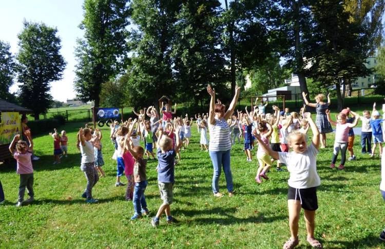 Przedszkolaki bawiły się na wesołym podwórku, facebook ZS 1 Wodzisław Śląski