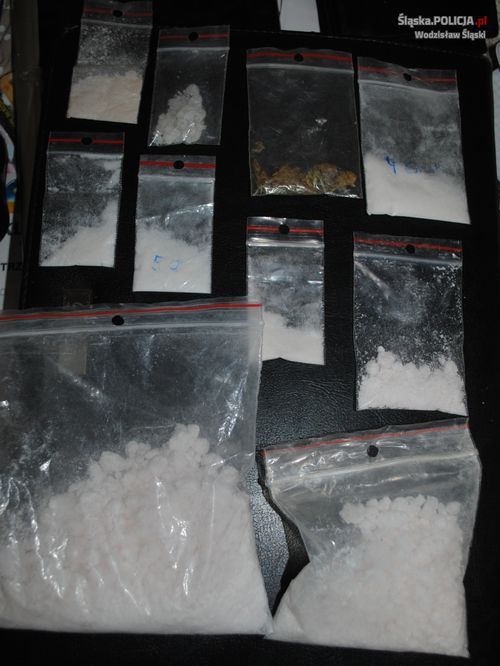 Amfetamina ukryta w skrzyni biegów. Policjanci przejęli spore ilości narkotyków, archiwum