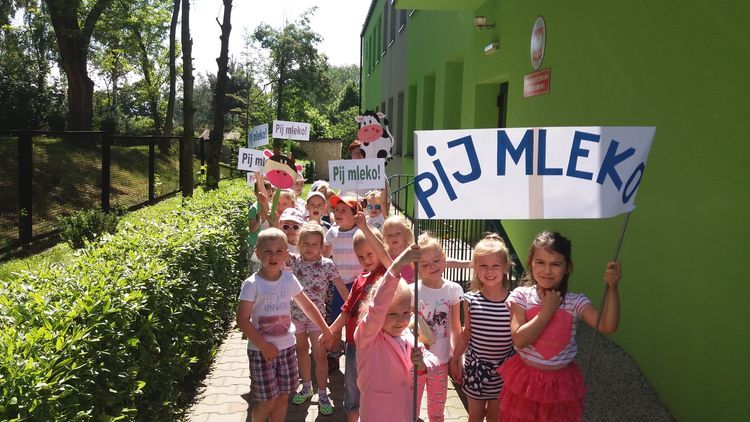 Przedszkolaki z Wodzisławia zachęcały mieszkańców do picia mleka, ZS nr 1 w Wodzisławiu Śląskim