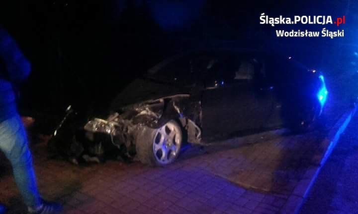 Bełsznica: pijany kierowca wjechał w płot. Miał blisko dwa promile alkoholu, Wodzisław Śląski i okolice-Informacje drogowe 24h/Facebook
