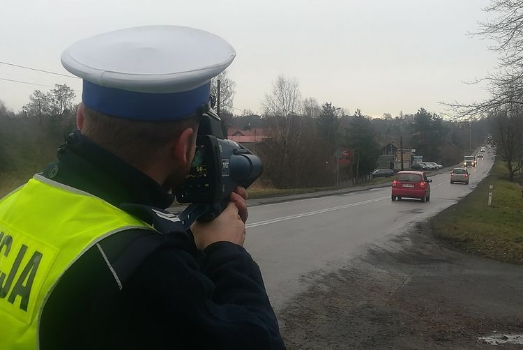 Drogówka mierzy prędkość laserem, Policja Wodzisław Śląski