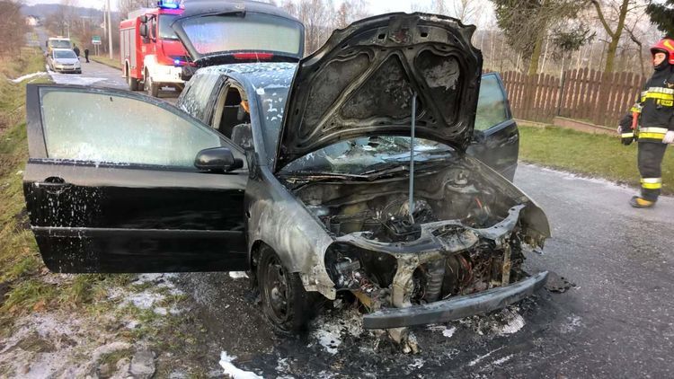 Łaziska: volkswagen spłonął na ulicy (zdjęcia), OSP Łaziska