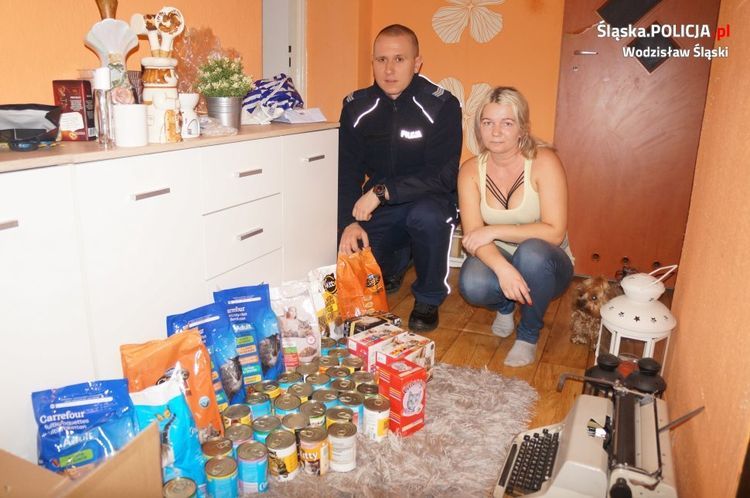 100 kg karmy dla zwierząt podarowali policjanci, Policja Wodzisław Śląski