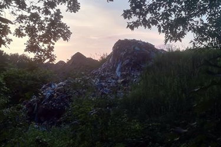 Góra śmieci w Wodzisławiu – widok szokuje i przygnębia, zdjęcie czytelnika