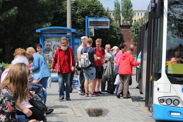 Pijacy zaczepiają pasażerów w autobusach - skarżą się czytelnicy, Oliwia Mrozek