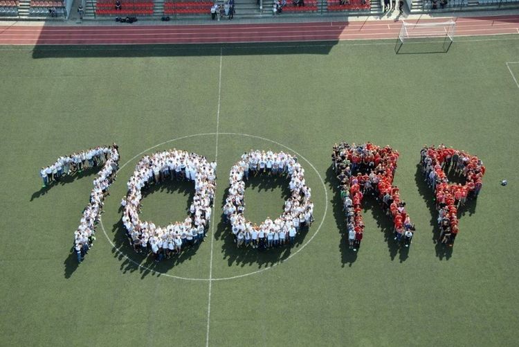 Pół tysiąca uczniów i nauczycieli Budowlanki pozowało do wyjątkowej fotki, Zespół Szkół Technicznych w Wodzisławiu Śl.