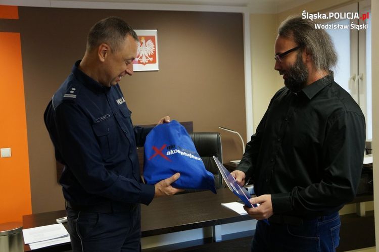 Komendant wodzisławskiej policji podziękował mieszkańcowi za złapanie pijaka, Policja Wodzisław Śląski